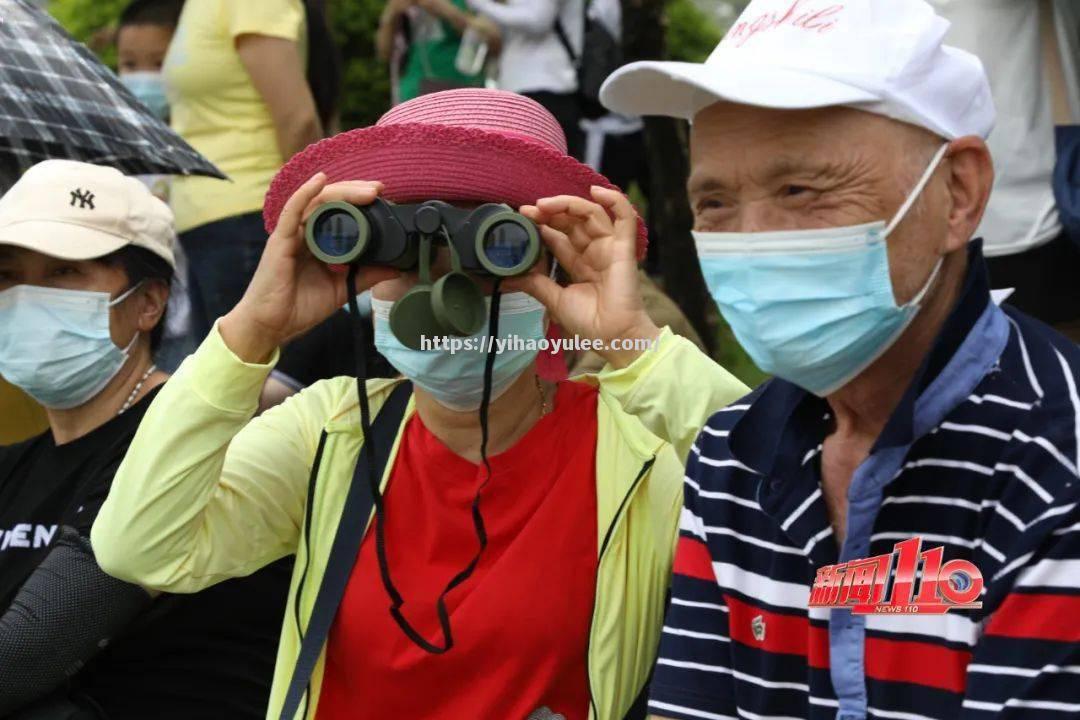 奋勇向前！参赛选手乘风破浪